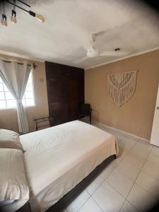 Postel nebo postele na pokoji v ubytování Casa Cipreses Valladolid