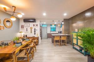 Η κουζίνα ή μικρή κουζίνα στο The White Lotus Condo 2br - Walk To Beach