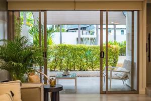 Κήπος έξω από το The White Lotus Condo 2br - Walk To Beach