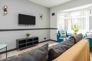 Et tv og/eller underholdning på 10Min Walk to Stadium SofaBed WM & Dishwasher + 13 billeder