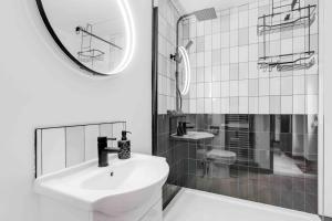 Et badeværelse på 10Min Walk to Stadium SofaBed WM & Dishwasher