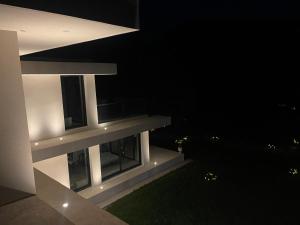 eine Nachtansicht eines Gebäudes mit Lichtern darauf in der Unterkunft Suite impériale LOVE ROOM in Sisteron