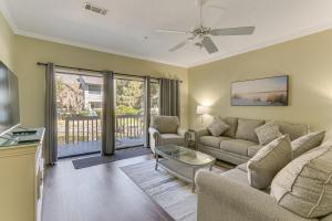 Μια τηλεόραση ή/και κέντρο ψυχαγωγίας στο Hilton Head Island Condo with Deck Less Than 1 Mi to Beaches