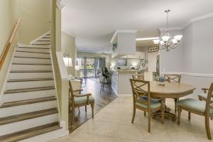 Η κουζίνα ή μικρή κουζίνα στο Hilton Head Island Condo with Deck Less Than 1 Mi to Beaches