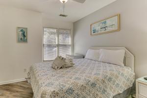 Ένα ή περισσότερα κρεβάτια σε δωμάτιο στο Hilton Head Island Condo with Deck Less Than 1 Mi to Beaches +22 φωτογραφίες
