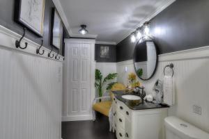 Η κουζίνα ή μικρή κουζίνα στο Beautiful Spacious & Well-Stocked Downtown Home