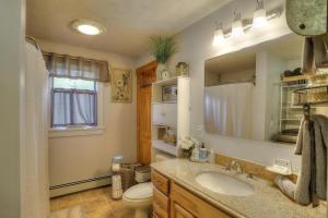 Ένα μπάνιο στο Beautiful Spacious & Well-Stocked Downtown Home +37 φωτογραφίες