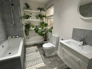 a bathroom with a toilet and a bath tub and a sink at Rare Find! By Sefton Park Off-street Parking in Liverpool +9 photos