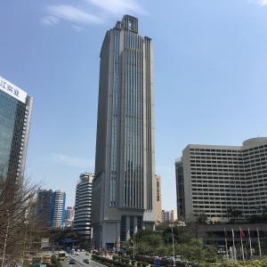 un edificio alto en medio de una ciudad en The Legend Nuomo Service Apartment, en Guangzhou