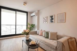 布宜诺斯艾利斯Top Rentals Palermo Soho的带沙发和大窗户的客厅