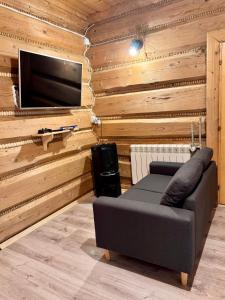 Televízia a/alebo spoločenská miestnosť v ubytovaní Jaworowe Izby Apartamenty z balią z hydromasażem