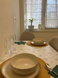 einen Tisch mit zwei Tellern und Weingläsern darauf in der Unterkunft Central Premium Apartment in Iaşi