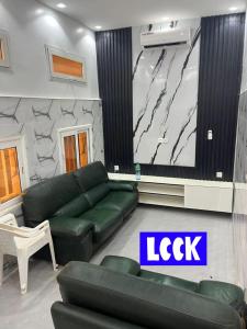 SinndiaCabanon Paradisiaque的客厅设有绿色沙发和墙壁