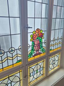 a stained glass window with a vase with flowers in it at Apartment "Diana" in historischer Villa an der Emser Therme in Bad Ems