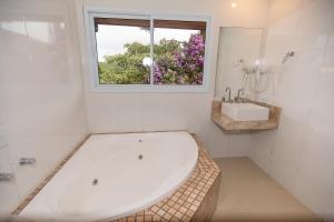 Bilik mandi di Villa Hegus no Alto da Boa Vista +97 gambar