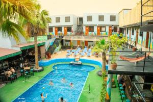 A piscina localizada em Wild Rover Huacachina ou nos arredores