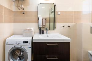 River Apartment في دوبروفنيك: حمام مع غسالة ومغسلة +32 صورة