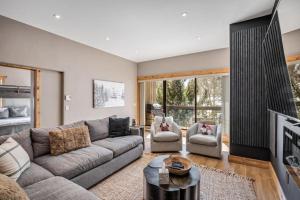 un soggiorno con un divano e una TV di 3 Bed 2 Bath Central Upscale Home near BC, Vail ad Avon