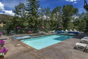 una piscina con sedie a sdraio di 3 Bed 2 Bath Central Upscale Home near BC, Vail ad Avon