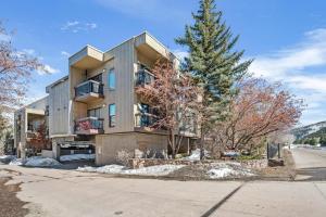 un condominio con un albero di fronte di 3 Bed 2 Bath Central Upscale Home near BC, Vail ad Avon