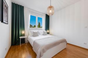 River Apartment في دوبروفنيك: غرفة نوم بيضاء مع سرير كبير ونافذة