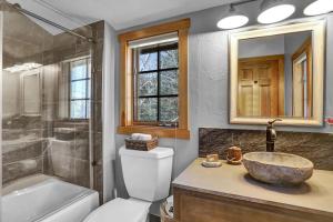Koupelna v ubytování Luxurious Cordillera Estate 5 BR, Private Hot Tub + 35 fotografií