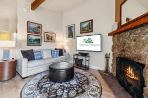 ein Wohnzimmer mit Couch und Kamin in der Unterkunft Cozy Secluded Riverfront Cabin Fireplace Parking in Vail