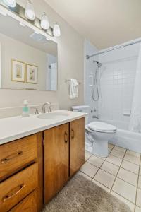 ein Badezimmer mit Waschbecken, Toilette und Badewanne in der Unterkunft Cozy Secluded Riverfront Cabin Fireplace Parking in Vail + 49 Fotos