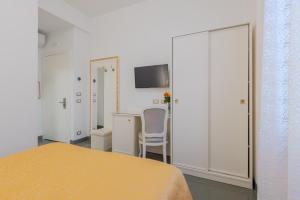 Televízia a/alebo spoločenská miestnosť v ubytovaní Hotel Marte