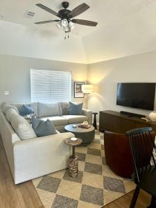 TV a/nebo společenská místnost v ubytování Perfect Home, Center of Aggieland - 3BR 3 BA 5Beds