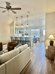 Posezení v ubytování Perfect Home, Center of Aggieland - 3BR 3 BA 5Beds