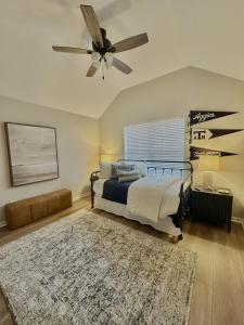 Postel nebo postele na pokoji v ubytování Perfect Home, Center of Aggieland - 3BR 3 BA 5Beds