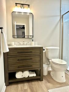 Koupelna v ubytování Perfect Home, Center of Aggieland - 3BR 3 BA 5Beds + 9 fotografií