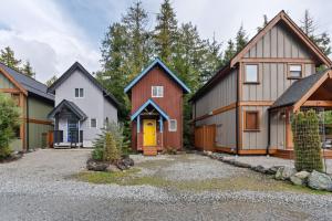 eine Reihe von Häusern mit Auffahrt in der Unterkunft Tyee Retreat Cozy Lofted 1 Bedroom Cabin in Ucluelet