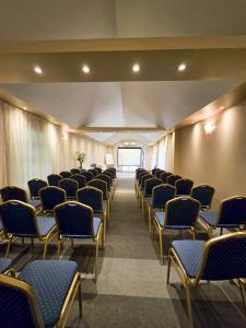 a room with rows of chairs in a waiting room at Hotel Spa Termas de Reyes in San Salvador de Jujuy +39 photos