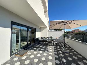 patio con mesa y sombrilla en el balcón en VillaELIAS - heated pool - jacuzzi-10 persons-boat tours - Luxury, en Srima 31 fotos más