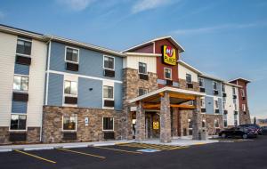 een hotel met een bord te koop op een parkeerplaats bij My Place Hotel- St Joseph, MO in Saint Joseph