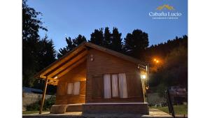 una piccola casa in legno con luce accesa di Cabaña Lucio a Esquel