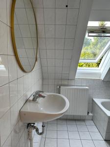 ヴェーデルにあるElbnahes Juwel in Hamburgの洗面台と鏡のあるバスルーム