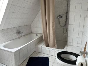 ヴェーデルにあるElbnahes Juwel in Hamburgの浴槽、トイレ、洗面台を備えたバスルーム