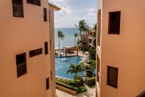 una vista del océano desde dos edificios en Beachfront Chic at El Faro Resort, en Playa del Carmen