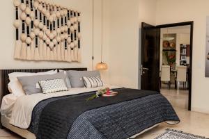 Un dormitorio con una cama grande con una manta negra. en Beachfront Chic at El Faro Resort, en Playa del Carmen 30 fotos más