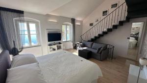 una camera da letto con un letto grande e una scala di Riva Luxury Suites a Spalato (Split)