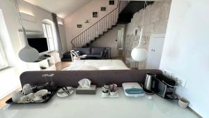 una camera con un letto e una camera con una scala di Riva Luxury Suites a Spalato (Split) Altre 34 foto