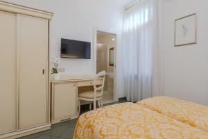 Televízia a/alebo spoločenská miestnosť v ubytovaní Hotel Marte