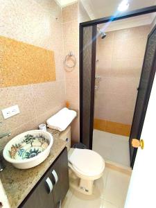 Et badeværelse på Comodo apartamento 2-2 - Parqueo cubierto para 1 carro - En el corazón de Guatape + 10 billeder