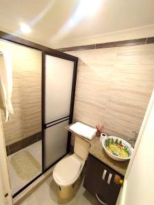 Et badeværelse på Comodo apartamento 2-2 - Parqueo cubierto para 1 carro - En el corazón de Guatape