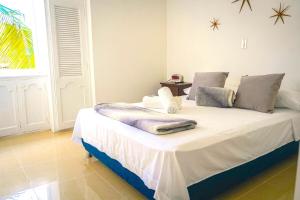 En eller flere senge i et værelse på Comodo apartamento 2-2 - Parqueo cubierto para 1 carro - En el corazón de Guatape