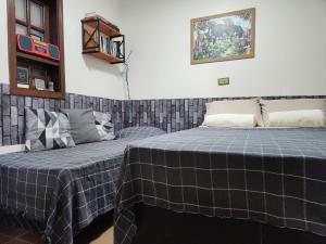 two beds sitting next to each other in a room at Área de Lazer com quartos e cozinha aberta na Chácara Refrigerio in Salto +44 photos