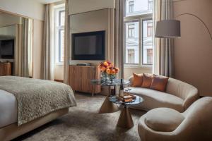 Una cama o camas en una habitación de Anantara Palais Hansen Vienna - newly renovated